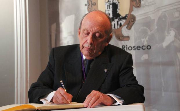 Aurelio Alonso-Cortés firma en el libro de honor. 