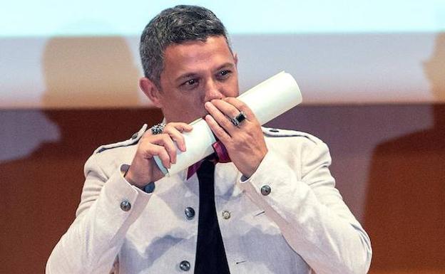 Alejandro Sanz besa el título de Hijo Adoptivo de Cádiz.