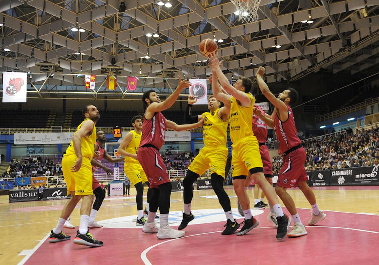 Encuentro entre el CBCV Carramimbre (79) y el Liberbank Oviedo (85).