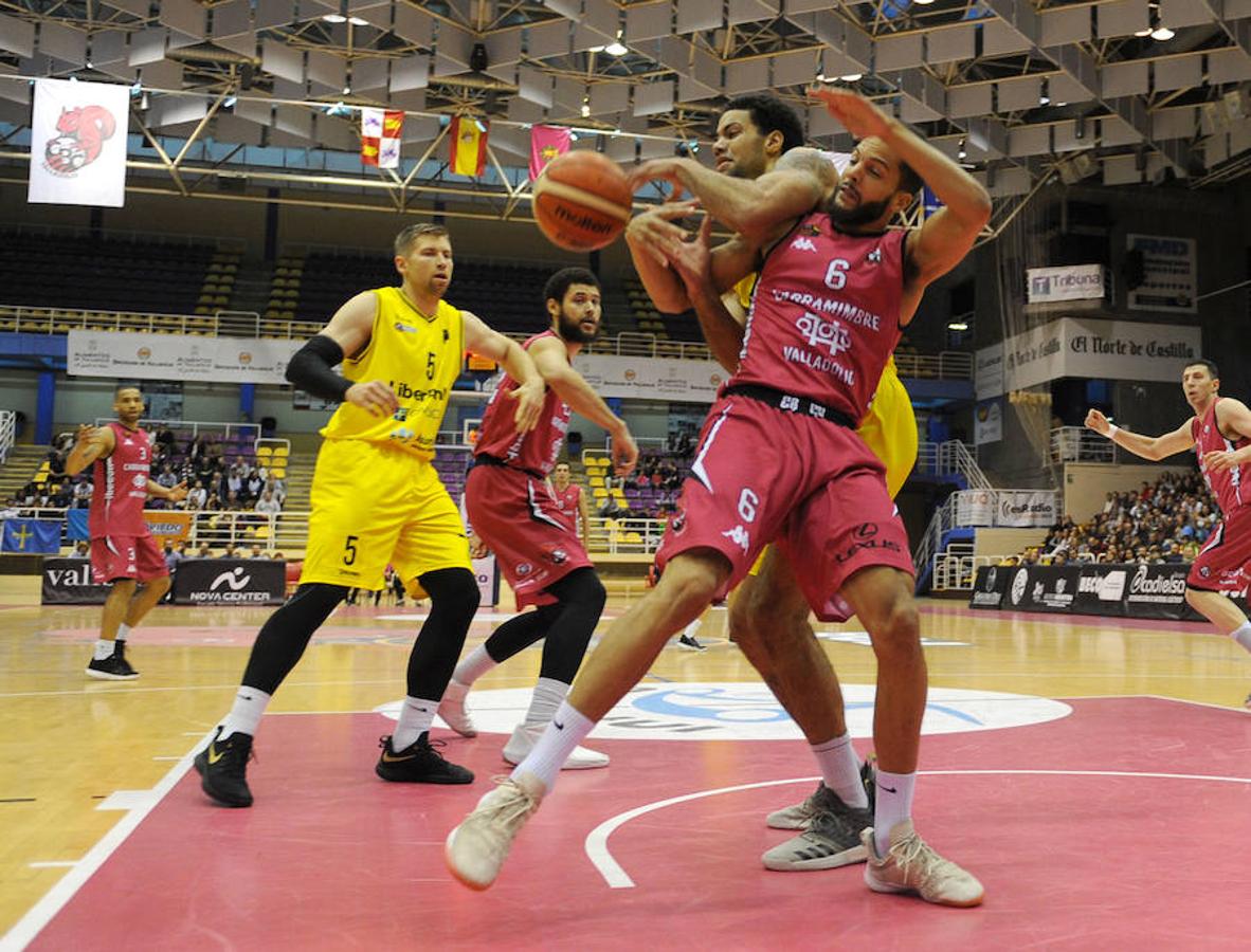 Encuentro entre el CBCV Carramimbre (79) y el Liberbank Oviedo (85).