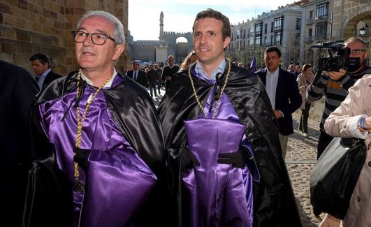 Casado participa junto al tesorero del PP en una procesión en Ávila.