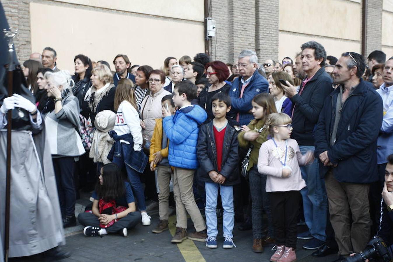 Las calles se abarrotaron de público para seguir la Procesión de las Cinco LLagas