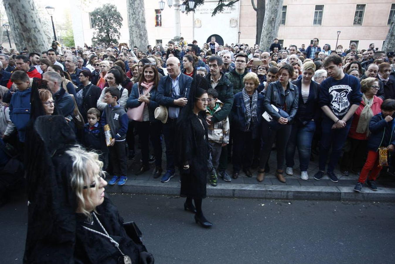 Las calles se abarrotaron de público para seguir la Procesión de las Cinco LLagas