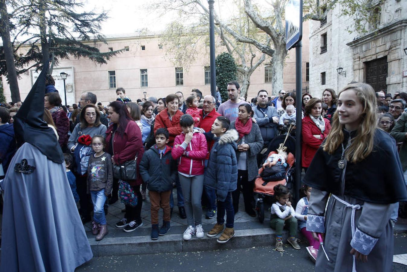 Las calles se abarrotaron de público para seguir la Procesión de las Cinco LLagas