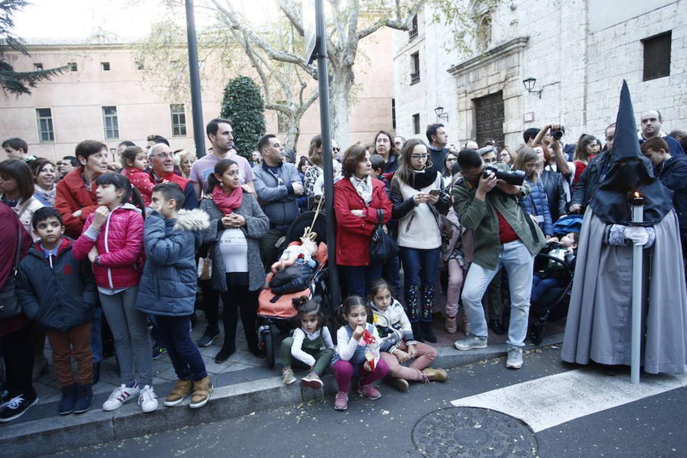 Las calles se abarrotaron de público para seguir la Procesión de las Cinco LLagas