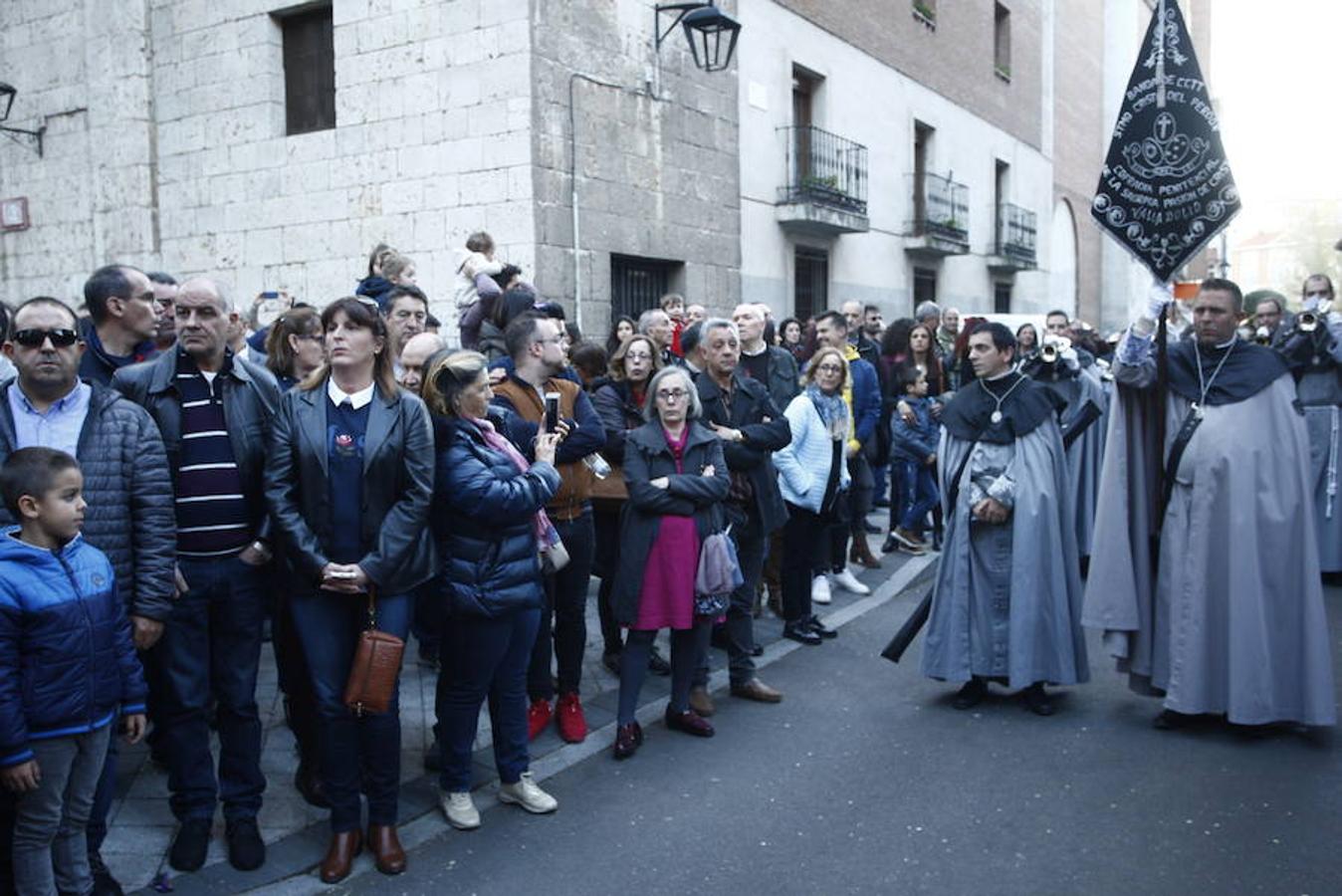 Las calles se abarrotaron de público para seguir la Procesión de las Cinco LLagas