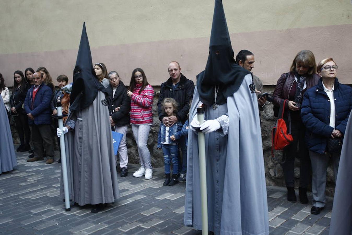 Las calles se abarrotaron de público para seguir la Procesión de las Cinco LLagas