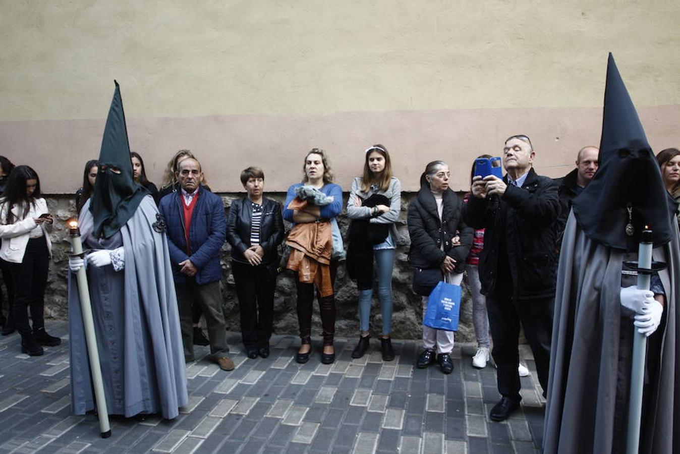 Las calles se abarrotaron de público para seguir la Procesión de las Cinco LLagas