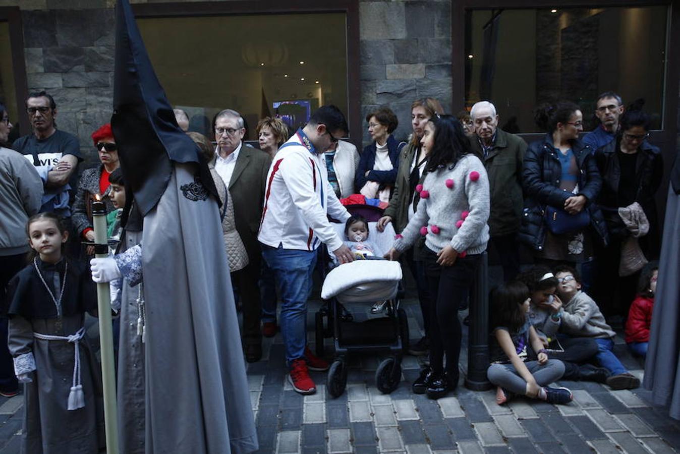 Las calles se abarrotaron de público para seguir la Procesión de las Cinco LLagas