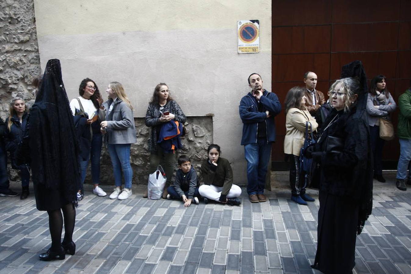Las calles se abarrotaron de público para seguir la Procesión de las Cinco LLagas
