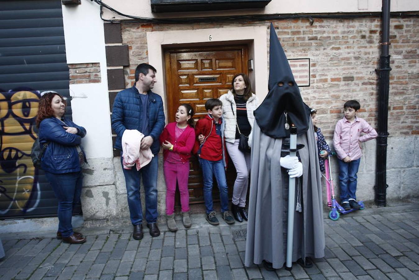 Las calles se abarrotaron de público para seguir la Procesión de las Cinco LLagas