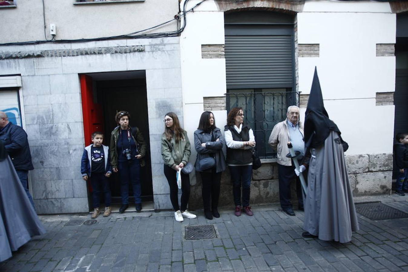 Las calles se abarrotaron de público para seguir la Procesión de las Cinco LLagas