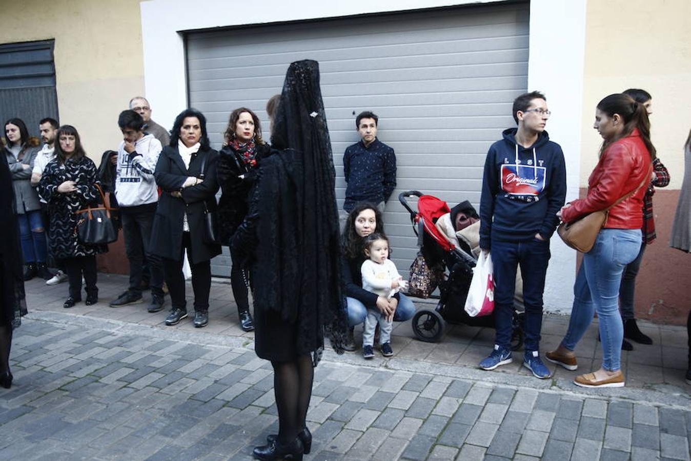 Las calles se abarrotaron de público para seguir la Procesión de las Cinco LLagas