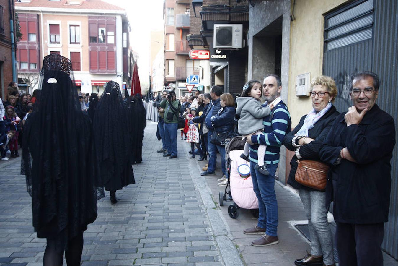 Las calles se abarrotaron de público para seguir la Procesión de las Cinco LLagas