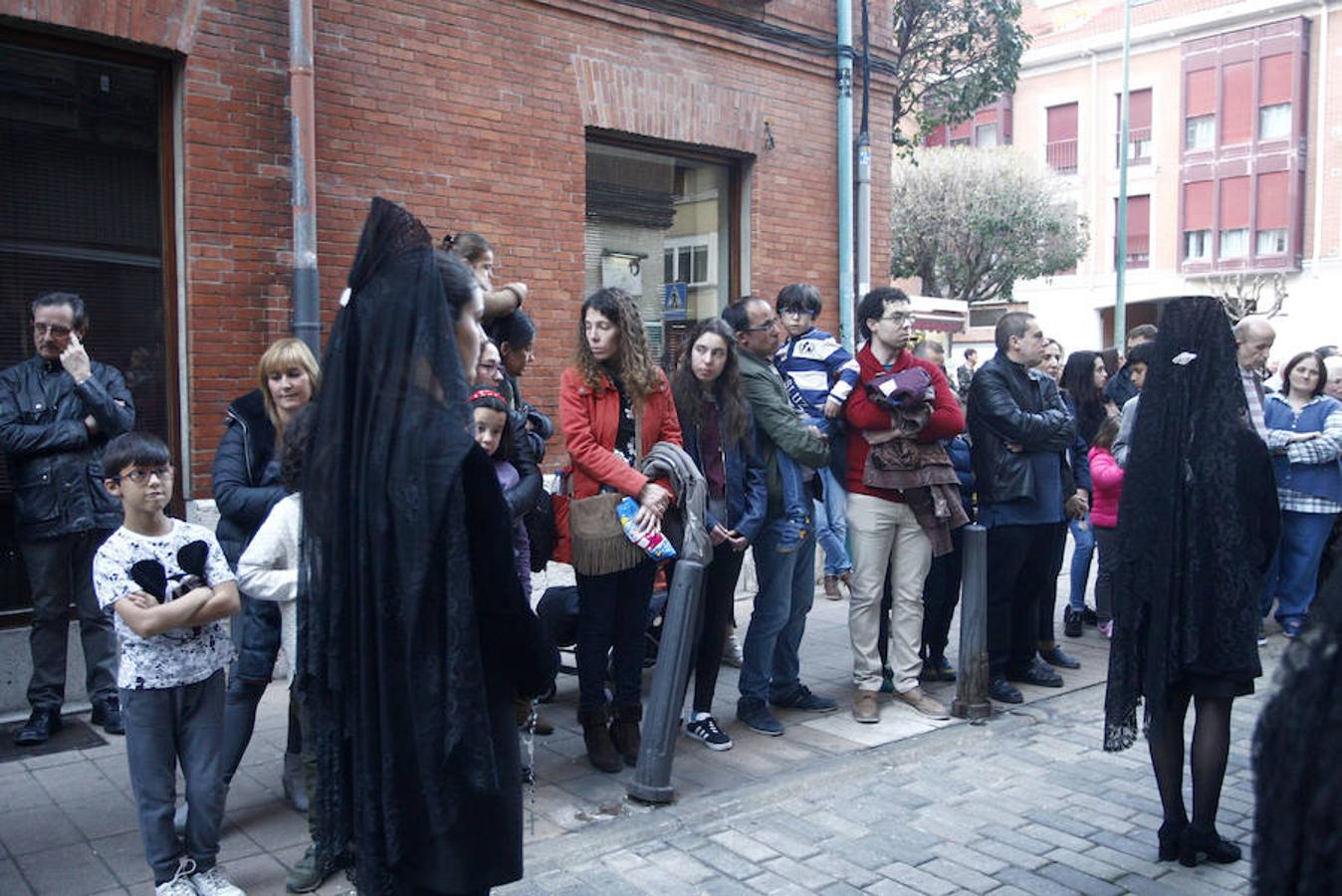 Las calles se abarrotaron de público para seguir la Procesión de las Cinco LLagas