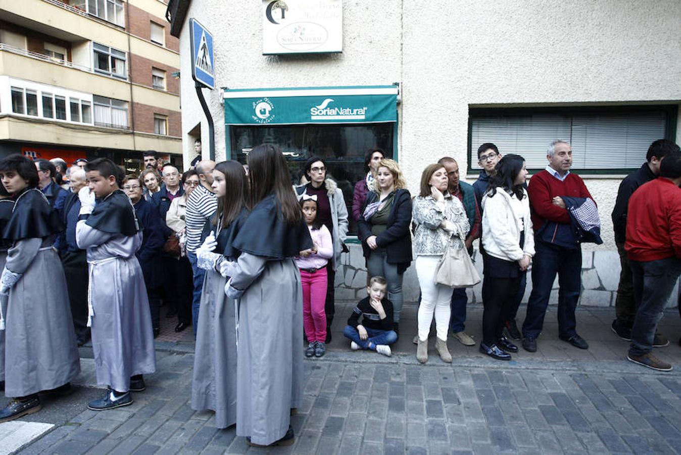 Las calles se abarrotaron de público para seguir la Procesión de las Cinco LLagas