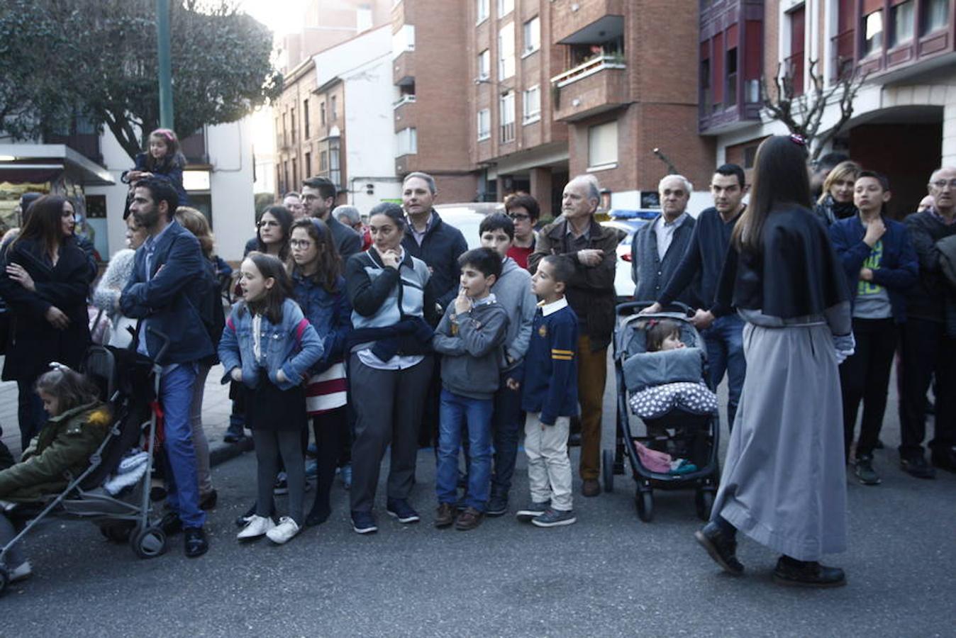 Las calles se abarrotaron de público para seguir la Procesión de las Cinco LLagas