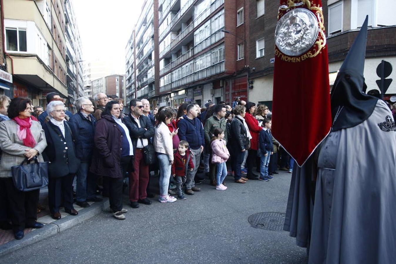 Las calles se abarrotaron de público para seguir la Procesión de las Cinco LLagas