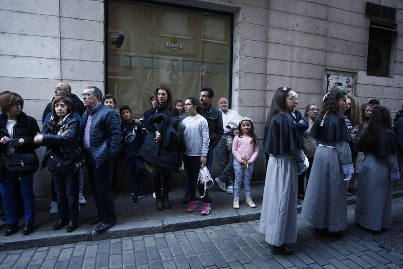 Las calles se abarrotaron de público para seguir la Procesión de las Cinco LLagas