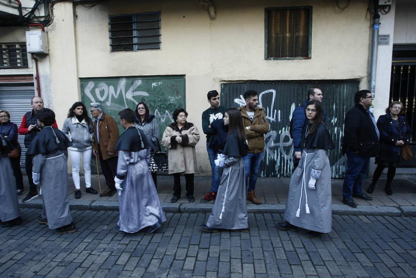Las calles se abarrotaron de público para seguir la Procesión de las Cinco LLagas