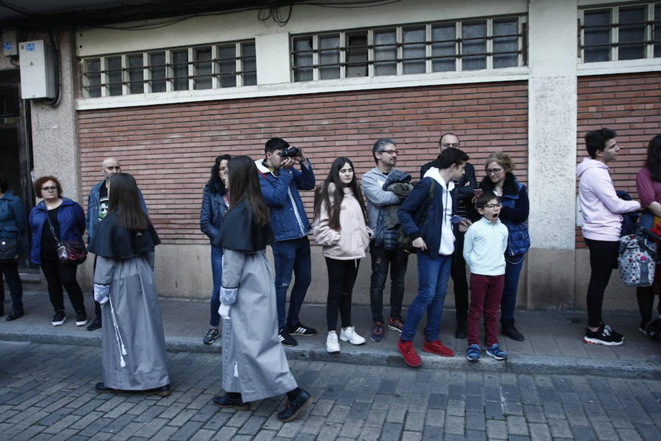 Las calles se abarrotaron de público para seguir la Procesión de las Cinco LLagas