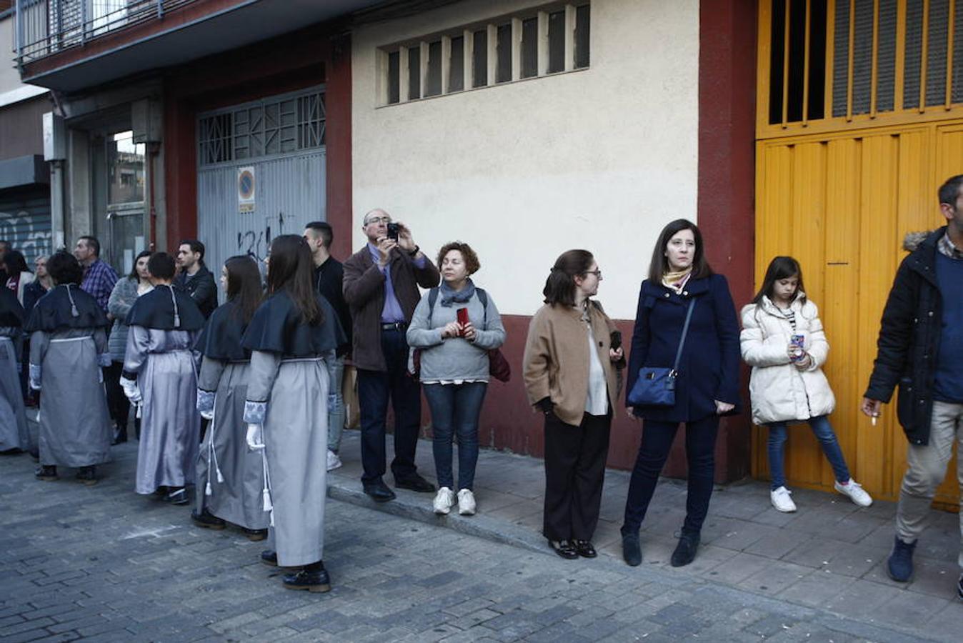Las calles se abarrotaron de público para seguir la Procesión de las Cinco LLagas