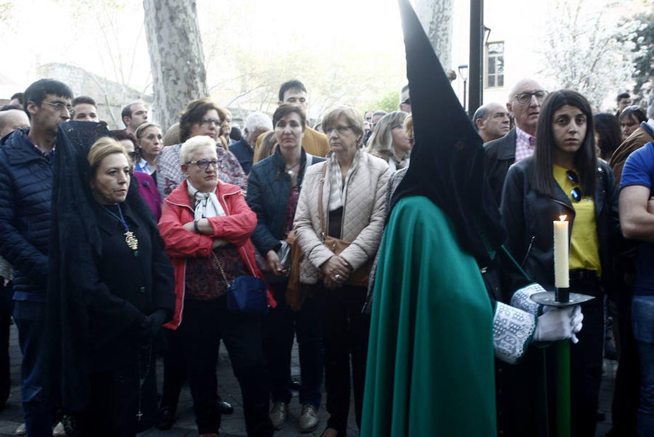Las calles se abarrotaron de público para seguir la Procesión de las Cinco LLagas