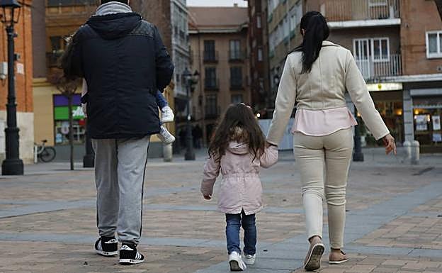 El matrimonio pasea con sus dos hijas por la Plaza de San Miguel. 
