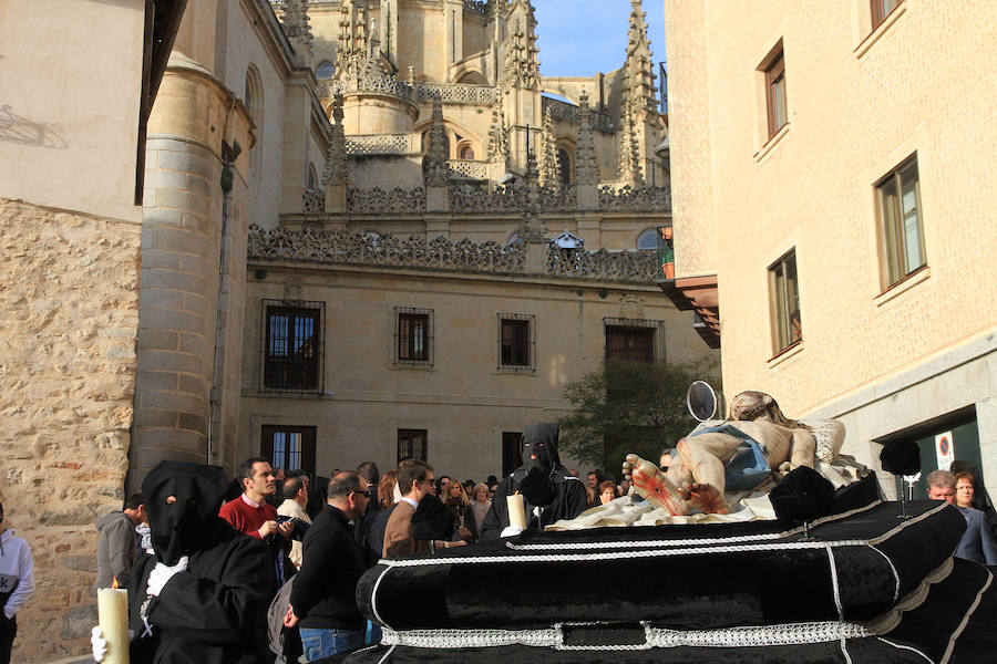 Fotos: Procesión del Cristo Yacente de Gregorio Fernández en Segovia