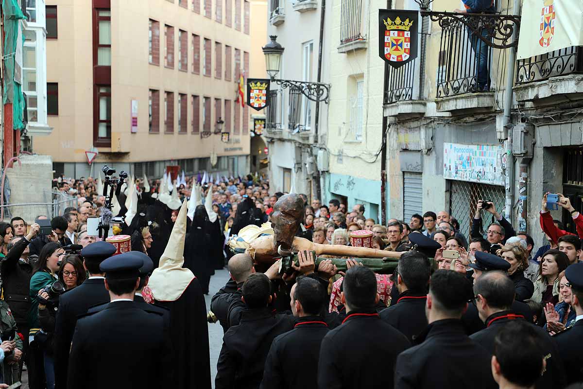 Fotos: Dolor con la caída y rotura de la imagen del Santísimo Cristo de Burgos
