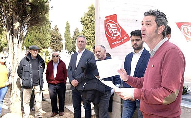 Manuel Escarda lee el texto de recuerdo a las víctimas de la Guerra Civil. 