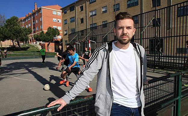 Buitre posa en el Parque del Reloj, en Nueva Segovia; en la pista juega uno de sus pupilos. 