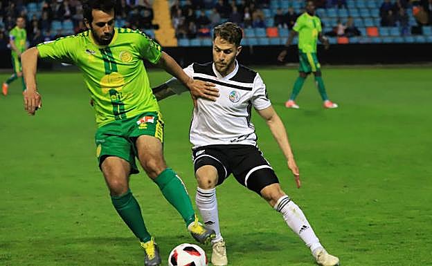 Portilla y Calero en el derbi. 