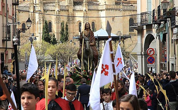 El paso de La Borriquilla sale de la Plaza Mayor por Cronista Lecea.