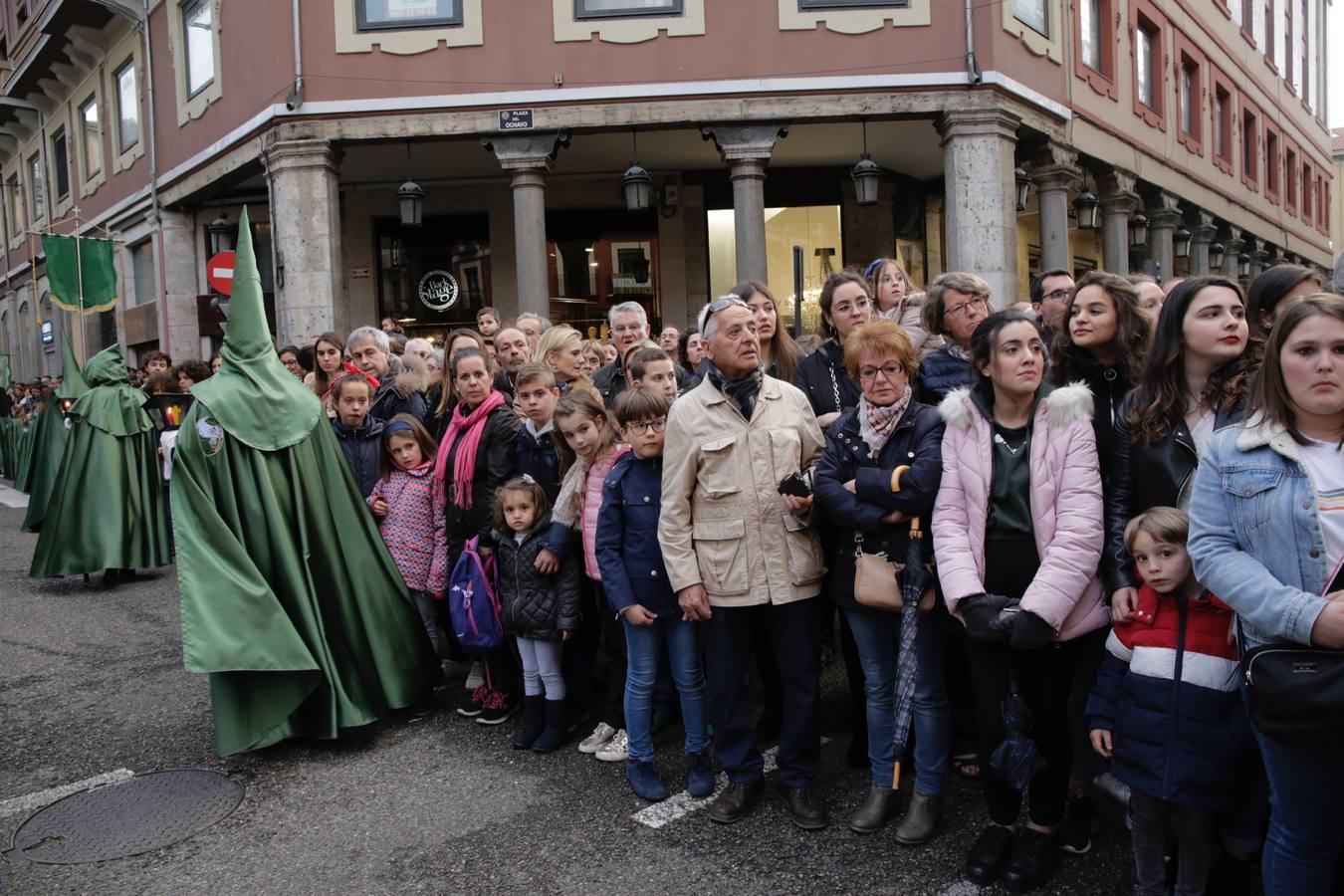 Fotos: Público en la procesión del Santísimo Rosario del Dolor de Valladolid (2/2)