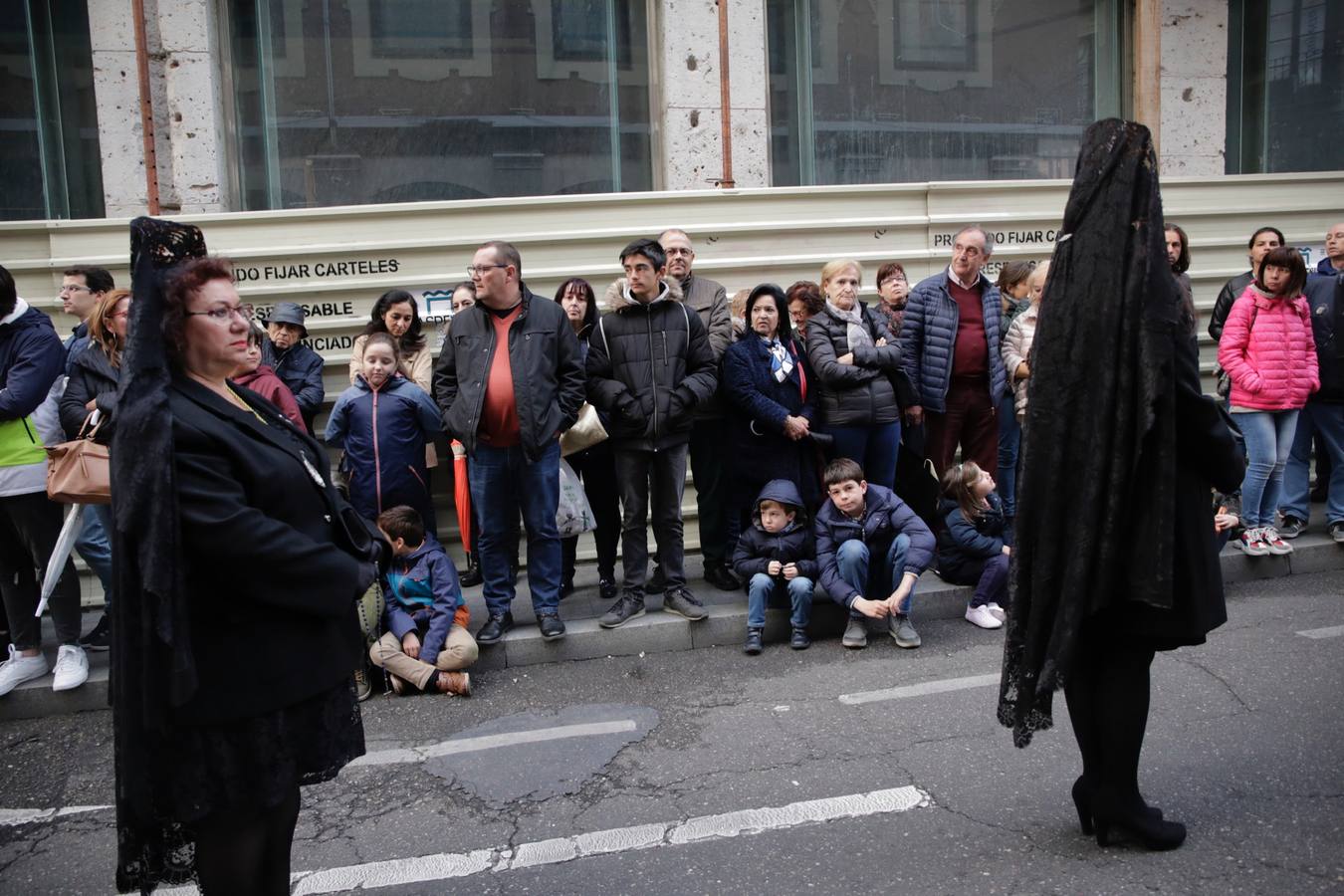 Fotos: Público en la procesión del Santísimo Rosario del Dolor de Valladolid (2/2)