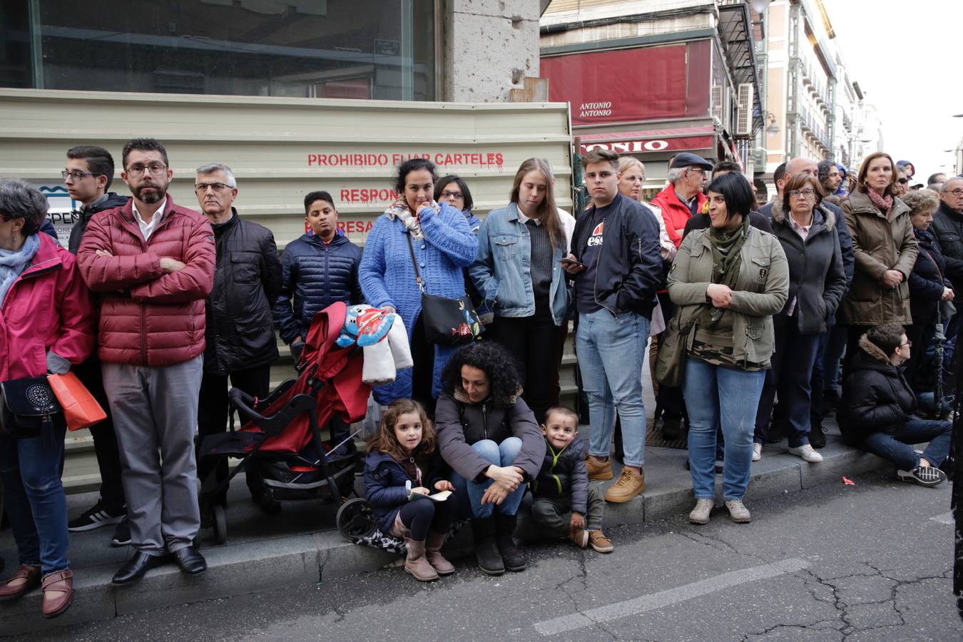 Fotos: Público en la procesión del Santísimo Rosario del Dolor de Valladolid (2/2)