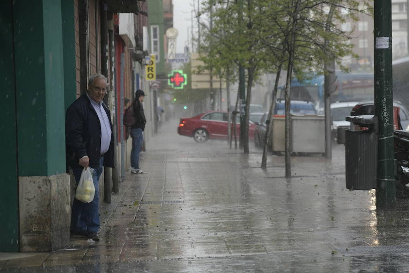 Imágenes de la tormenta de agua y granizado que ha descargado durante veinticinco minutos sobre Valladolid.