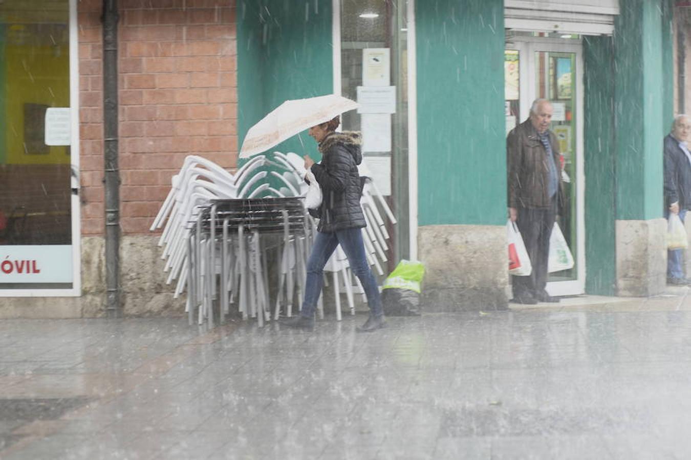 Imágenes de la tormenta de agua y granizado que ha descargado durante veinticinco minutos sobre Valladolid.