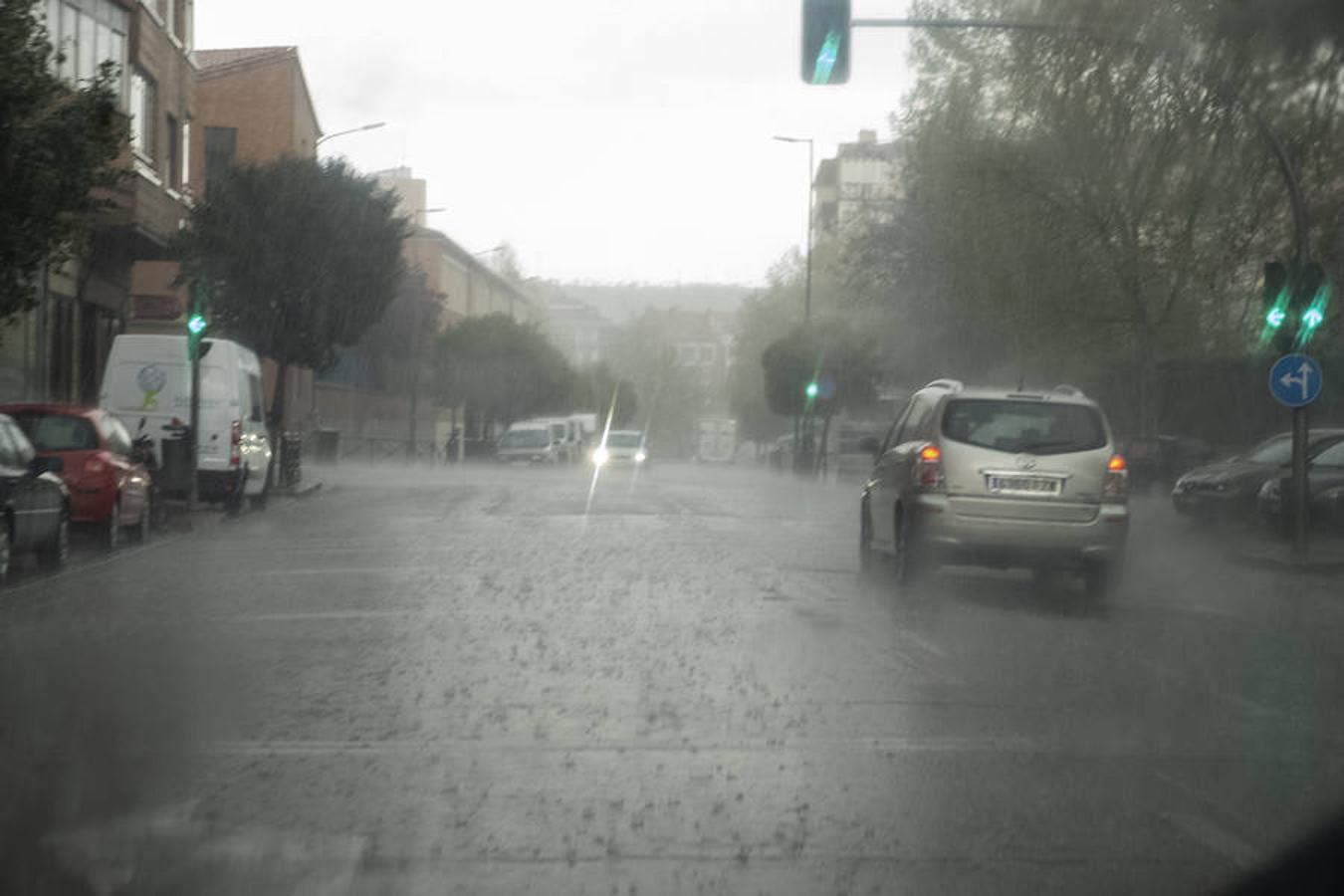 Imágenes de la tormenta de agua y granizado que ha descargado durante veinticinco minutos sobre Valladolid.