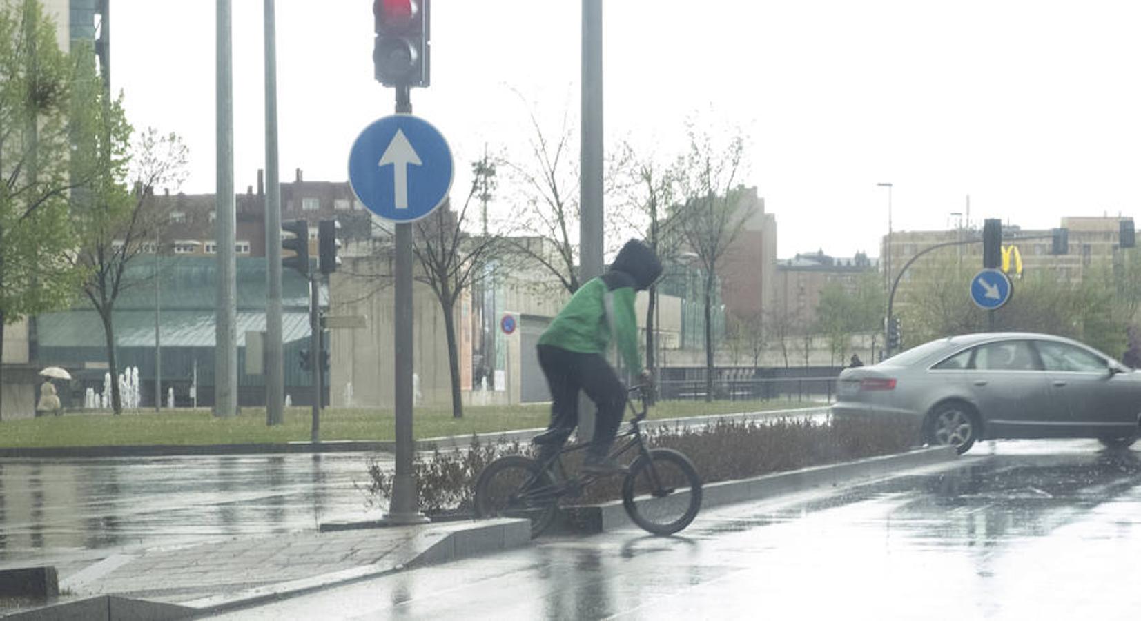 Imágenes de la tormenta de agua y granizado que ha descargado durante veinticinco minutos sobre Valladolid.