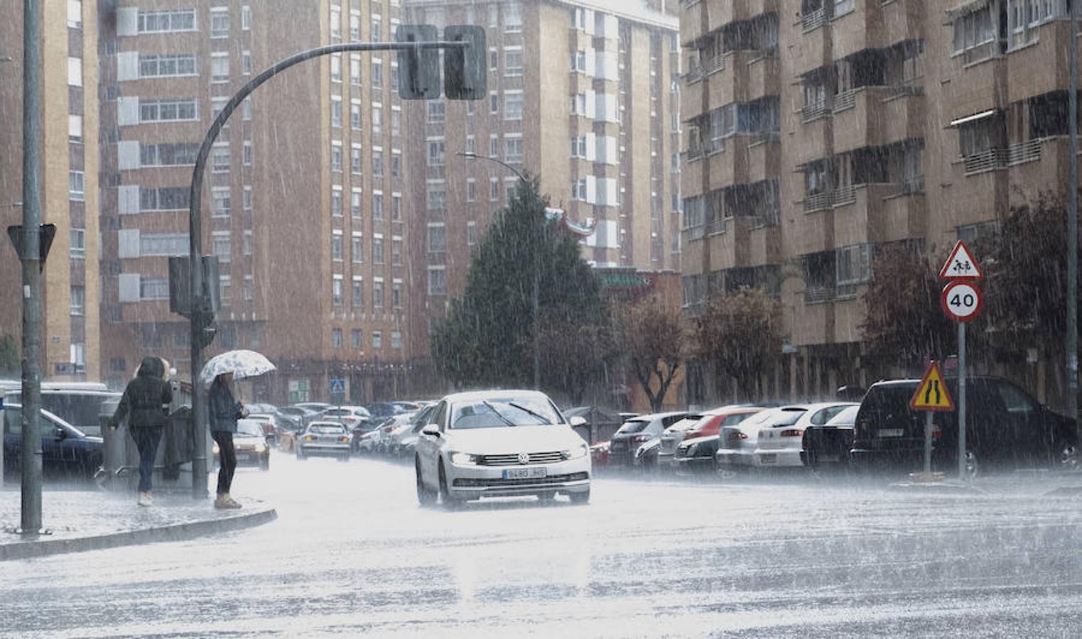 Imágenes de la tormenta de agua y granizado que ha descargado durante veinticinco minutos sobre Valladolid.