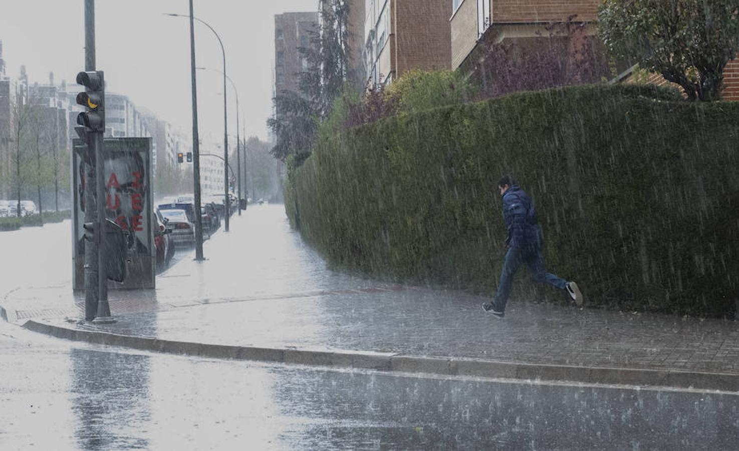 Imágenes de la tormenta de agua y granizado que ha descargado durante veinticinco minutos sobre Valladolid.