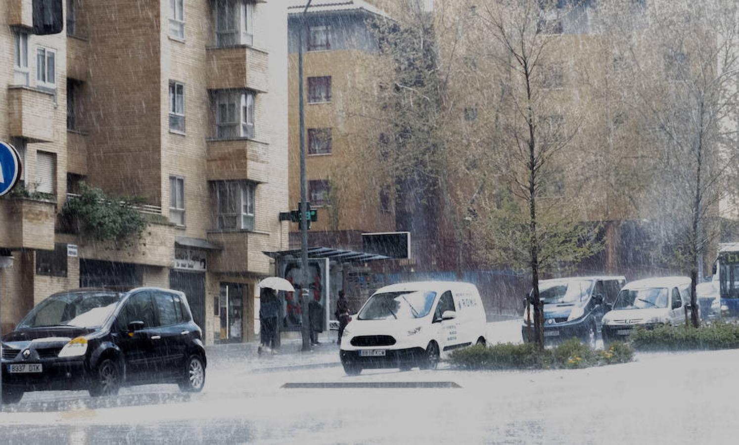 Imágenes de la tormenta de agua y granizado que ha descargado durante veinticinco minutos sobre Valladolid.