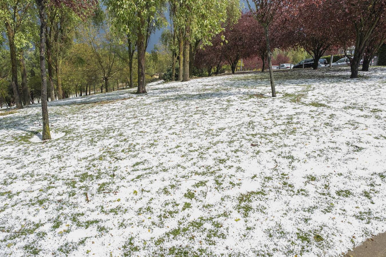 Imágenes de la tormenta de agua y granizado que ha descargado durante veinticinco minutos sobre Valladolid.