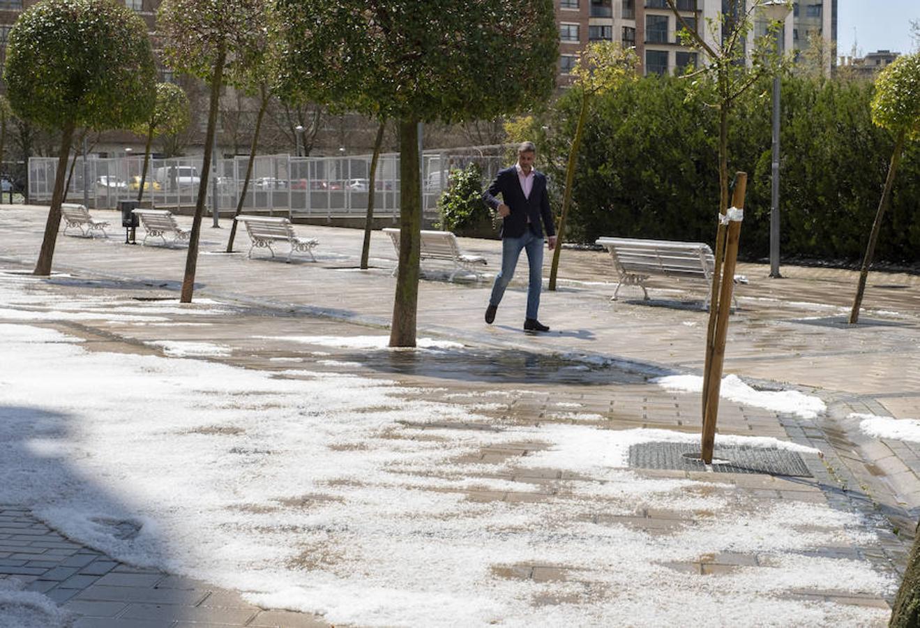 Imágenes de la tormenta de agua y granizado que ha descargado durante veinticinco minutos sobre Valladolid.