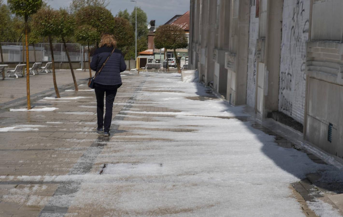 Imágenes de la tormenta de agua y granizado que ha descargado durante veinticinco minutos sobre Valladolid.