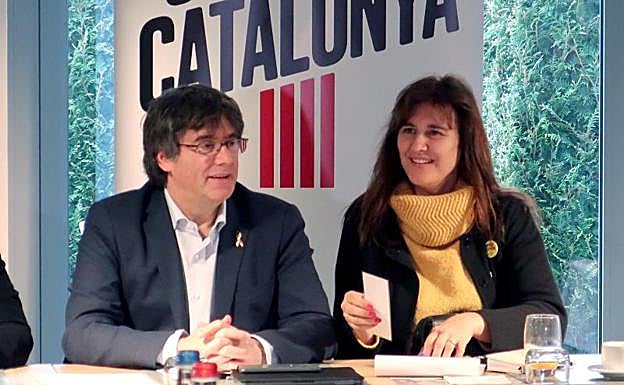 El expresidente de la Generalitat Carles Puigdemont y de la número dos por Barcelona de JxCat el 28A, Laura Borràs, durante la reunión con candidatos de su partido a las elecciones generales del 28 de abril. 