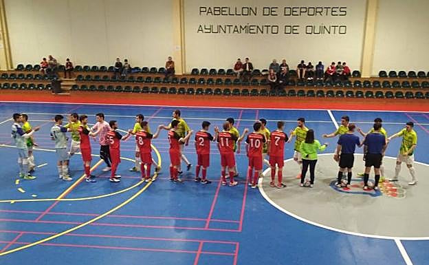 Los jugadores de ambos equipos se saludan antes del comienzo del partido.