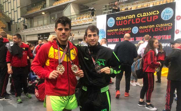 José Ricardo Huerta y Manuel García, con sus medallas. 